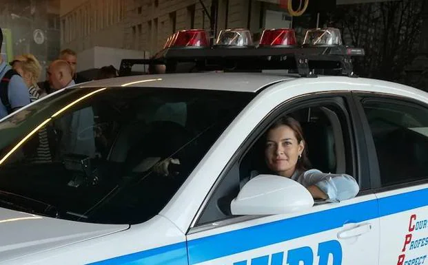 Cristina Moya, en el coche policial del departamento de Nueva York