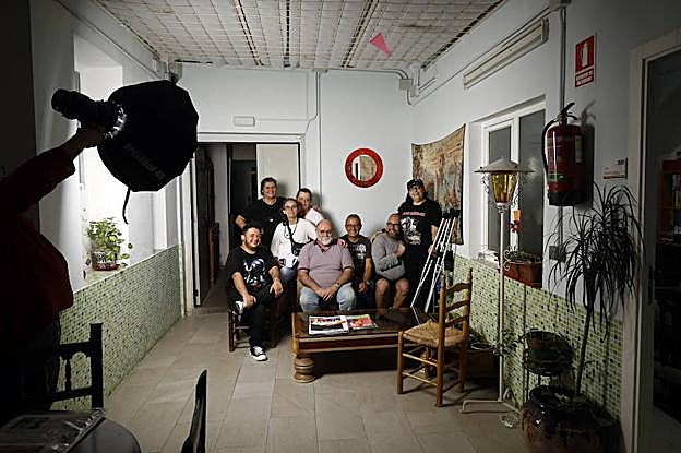 Voluntarios de la Fundación 26 de Diciembre en la sede de la entidad