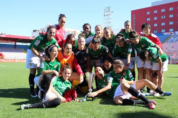 Las jugadoras del Santa Teresa celebran el título de Copa. 