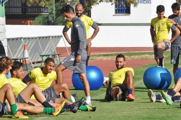 Iván Ania delante de Allyson, Pedro Beda y otros jugadores. :: e. d.