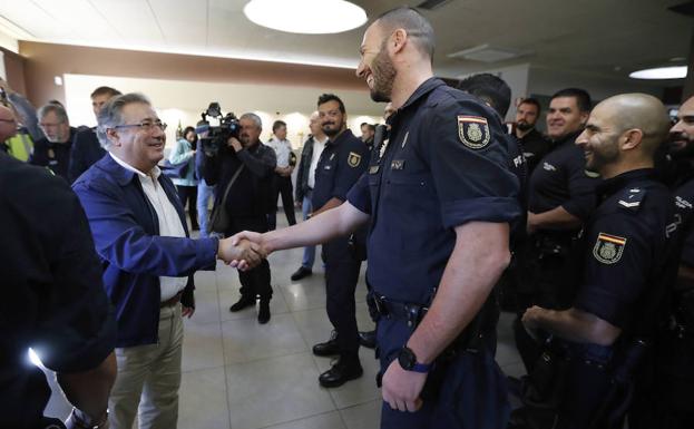 Zoido saludando a varios policías.