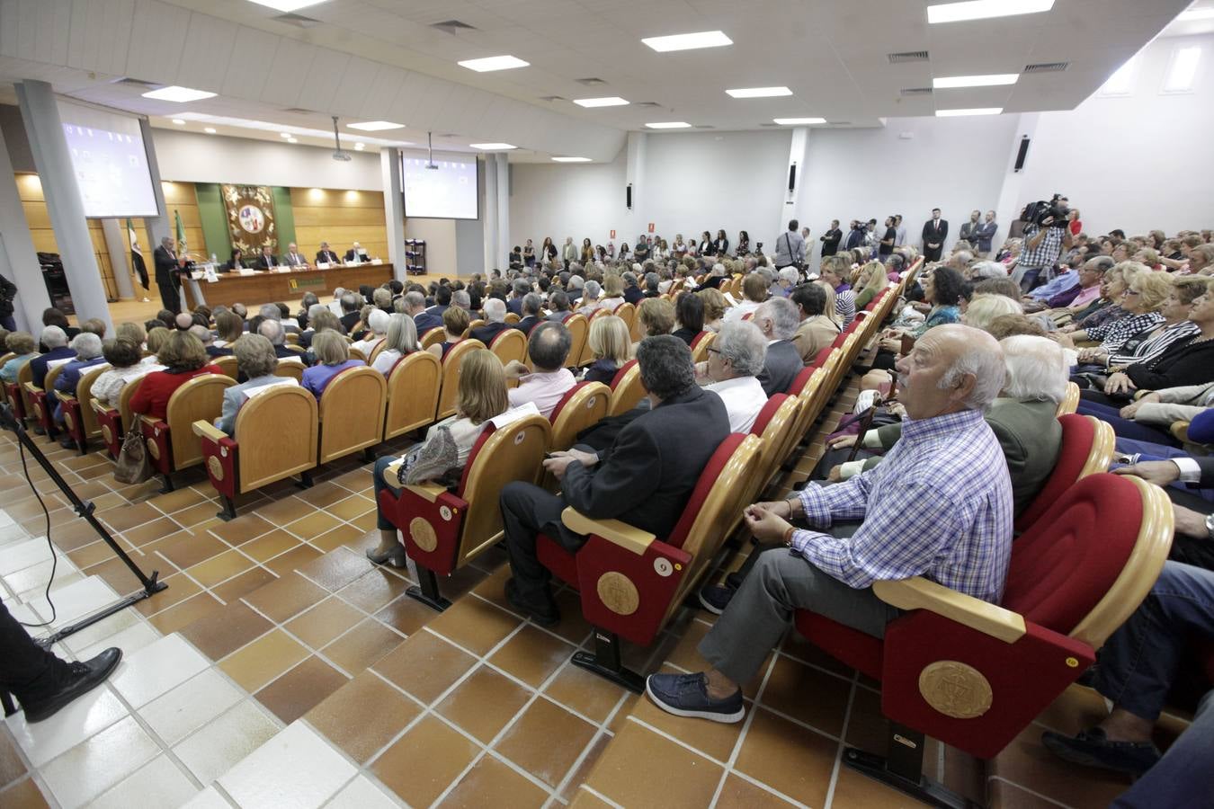 La Universidad de los Mayores de Extremadura (UMEx) ha abierto de forma oficial el curso académico 2017/2018 en el que cuenta con 2.100 alumnos matriculados en sus siete sedes donde imparten clases unos 150 docentes que cooperan en este proyecto formativo