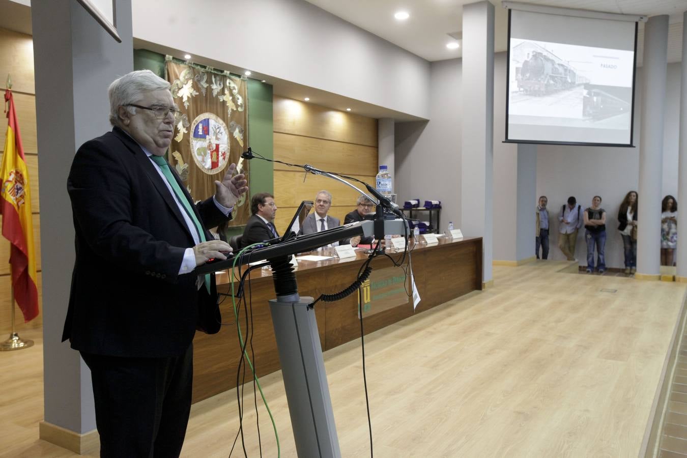 La Universidad de los Mayores de Extremadura (UMEx) ha abierto de forma oficial el curso académico 2017/2018 en el que cuenta con 2.100 alumnos matriculados en sus siete sedes donde imparten clases unos 150 docentes que cooperan en este proyecto formativo