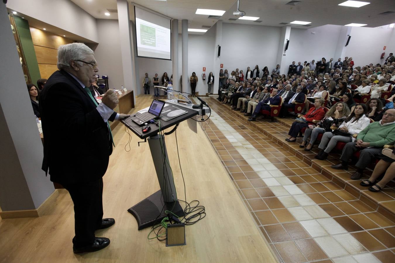 La Universidad de los Mayores de Extremadura (UMEx) ha abierto de forma oficial el curso académico 2017/2018 en el que cuenta con 2.100 alumnos matriculados en sus siete sedes donde imparten clases unos 150 docentes que cooperan en este proyecto formativo