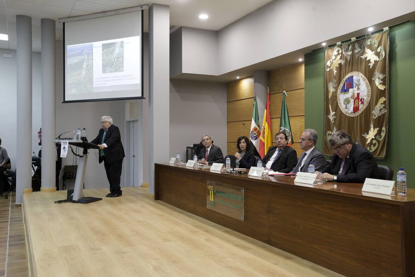La Universidad de los Mayores de Extremadura (UMEx) ha abierto de forma oficial el curso académico 2017/2018 en el que cuenta con 2.100 alumnos matriculados en sus siete sedes donde imparten clases unos 150 docentes que cooperan en este proyecto formativo