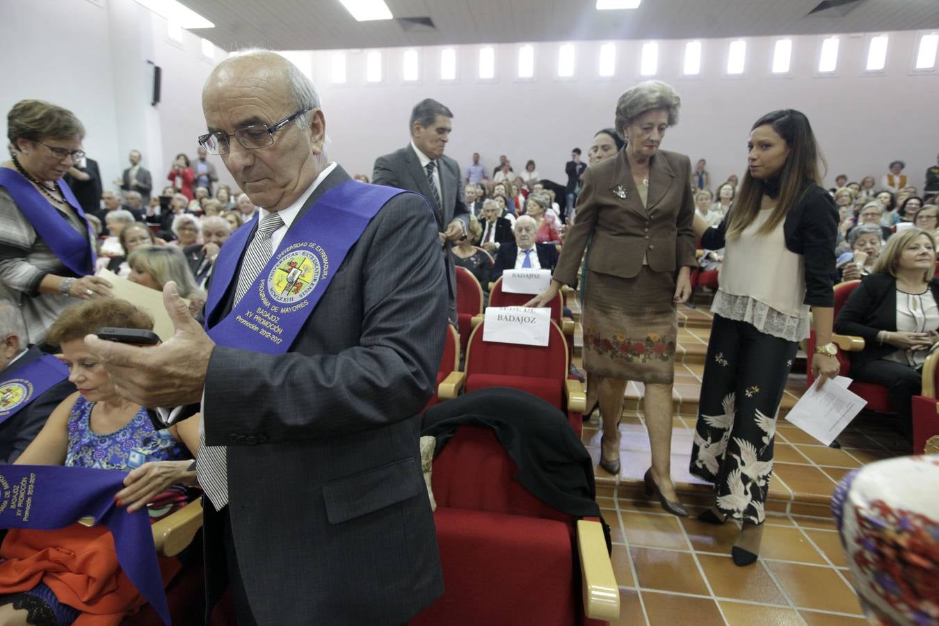 La Universidad de los Mayores de Extremadura (UMEx) ha abierto de forma oficial el curso académico 2017/2018 en el que cuenta con 2.100 alumnos matriculados en sus siete sedes donde imparten clases unos 150 docentes que cooperan en este proyecto formativo