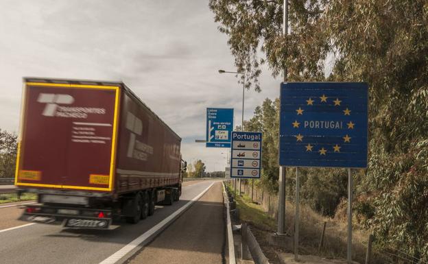 Un camión entra en territorio portugués por la frontera de Caya. :: hoy