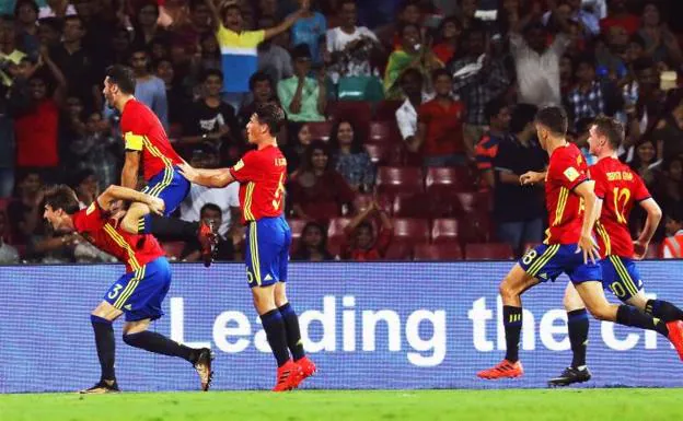 Los españoles celebran uno de sus goles en la semifinal del Mundial sub-17 ante Mali. 