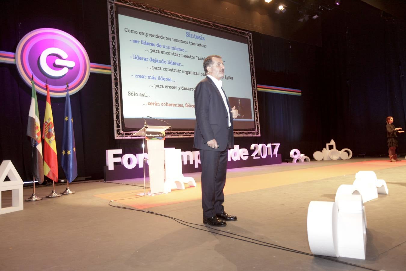 Un millar de empresarios se han inscrito para participar en una nueva edición de Foro Emprende, que se celebra este jueves en el Palacio de Congresos de Cáceres, como un encuentro que ofrece la oportunidad a los emprendedores regionales de recibir asesoramiento, formación, intercambio de experiencias y hacer negocios.