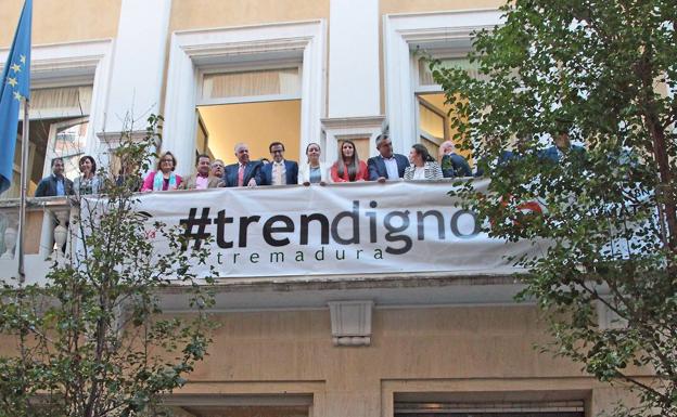 Imagen de la pancarta colocada este viernes en la fachada de la Diputación de Badajoz. 