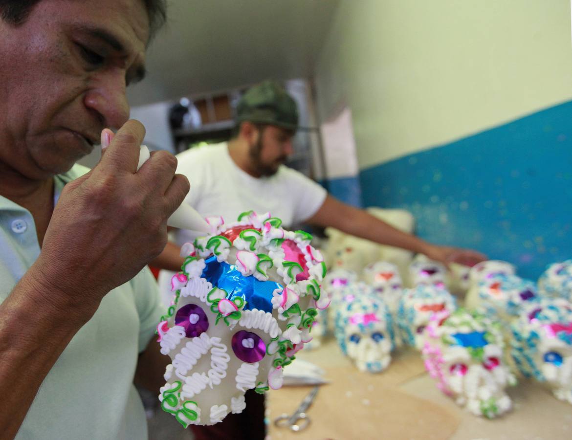 En Ciudad de México, desde hace cuatro generaciones, artesanos mantienen su tradición en la elaboración de calaveritas dulces, elementos indispensables en las festividades alrededor del Día de Muertos, que resisten como símbolo de los valores mexicanos frente a la influencia de Halloween