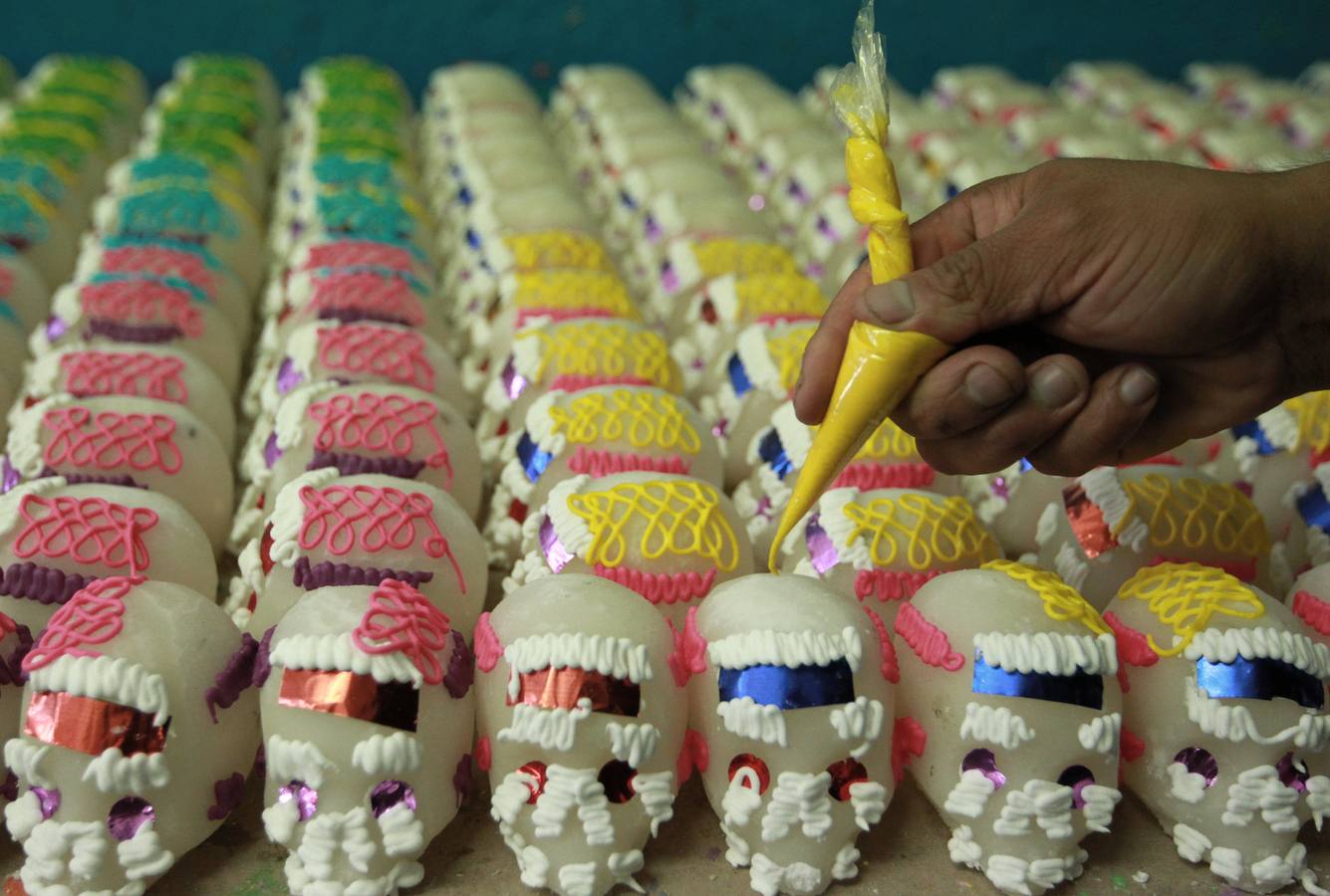 En Ciudad de México, desde hace cuatro generaciones, artesanos mantienen su tradición en la elaboración de calaveritas dulces, elementos indispensables en las festividades alrededor del Día de Muertos, que resisten como símbolo de los valores mexicanos frente a la influencia de Halloween