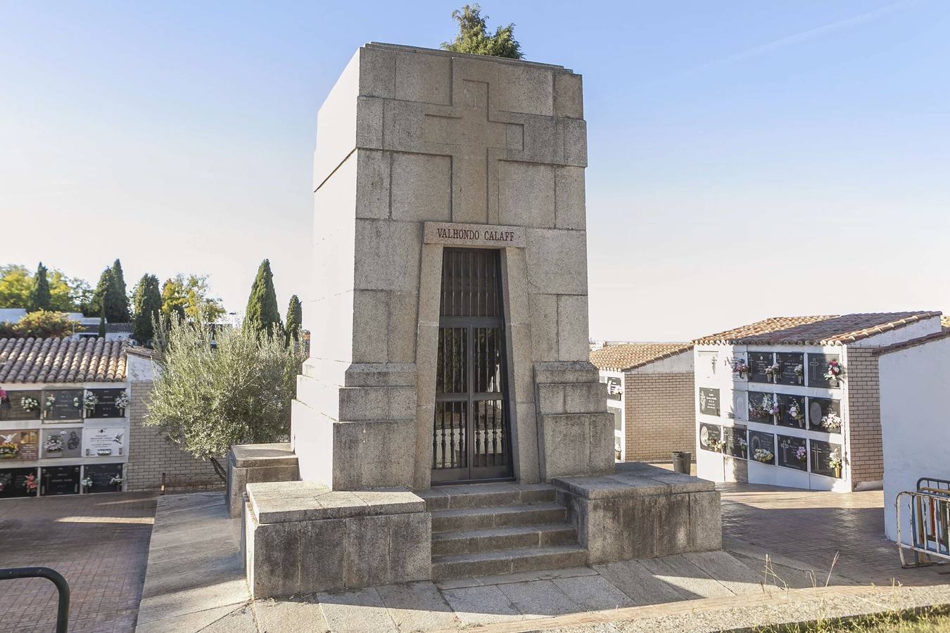 Don Fernando era un millonario huraño, al que no le gustaba mucho el trato social. Sus padres intentaron casarle con la hija de un banquero de Salamanca, pero no cuajo y se quedó soltero. Vivía con sus padres y su hermano Francisco en el palacete de la Plaza Mayor.