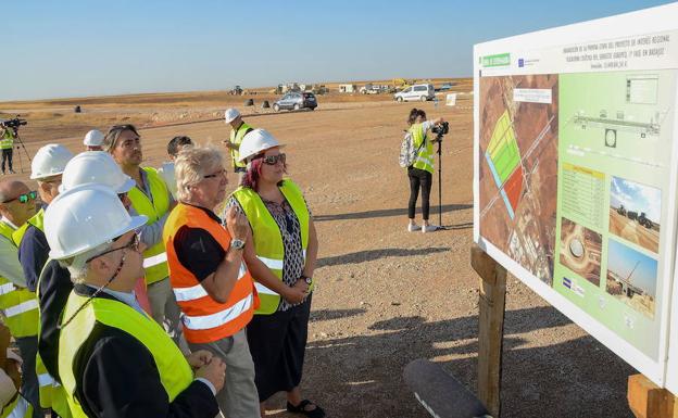 Plataforma Logística en Badajoz. Lleva 13 años de retraso y este año al fin ha comenzado la obra de urbanización. Faltan cuestiones claves, desde concretar la conexión ferroviaria a la llegada de empresas que se instalen para dar sentido al proyecto