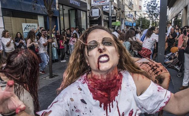 Una de la zombis que ha participado en el 'flsh-mob' en la calle Menacho