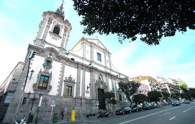 El monasterio de Montserrat se encuentra en la madrileña calle de San Bernardo.  :: óscar chamorro