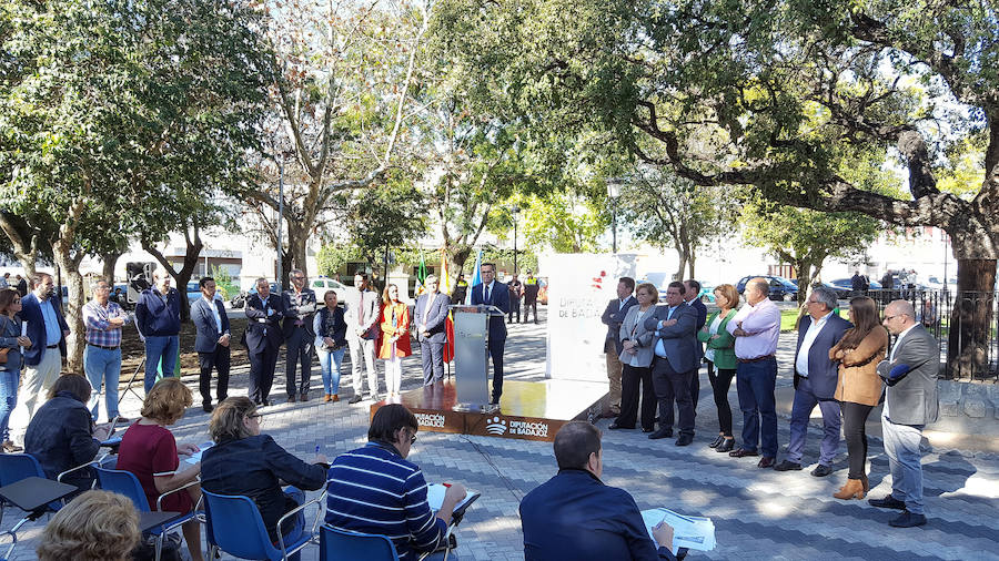 Gallardo presentó los presupuestos en la plaza de San Vicente de Alcántara. :: SANTI RODRÍGUEZ