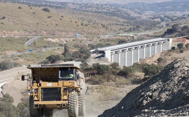 Operarios trabajan en uno de los cuatro viaductos de la zona. :: A. SOLÉ