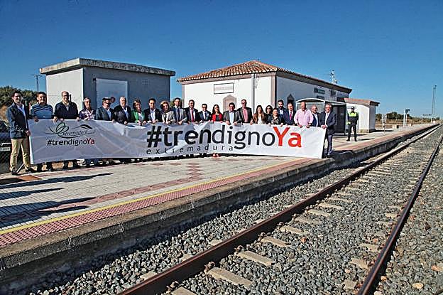 Acto simbólico ayer en San Vicente de Alcántara. :: santi rodríguez