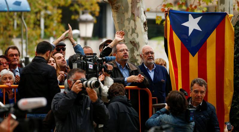 El expresidente Artur Mas, junto al grupo de apoyo a los querellados en los alrededores de la Audiencia Nacional.