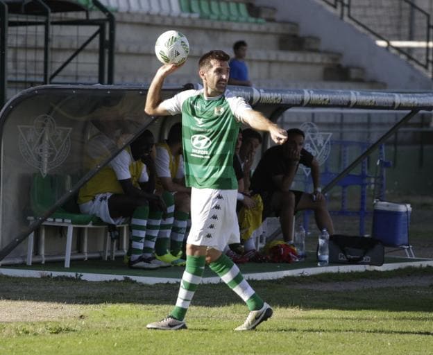 Elías Molina marcó dos de los cinco goles del Cacereño en Jerez de los Caballeros. :: HOY