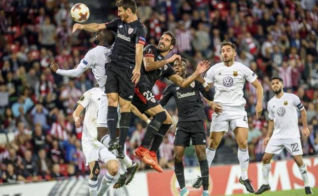 Aduriz se eleva para lograr el gol del triunfo. 