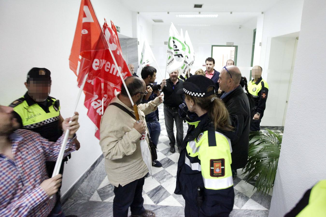 Los trabajadores municipales han protagonizado en la mañana de este jueves una concentración de protesta en la Plaza de las Piñuelas, a las puertas del Ayuntamiento de Cáceres.