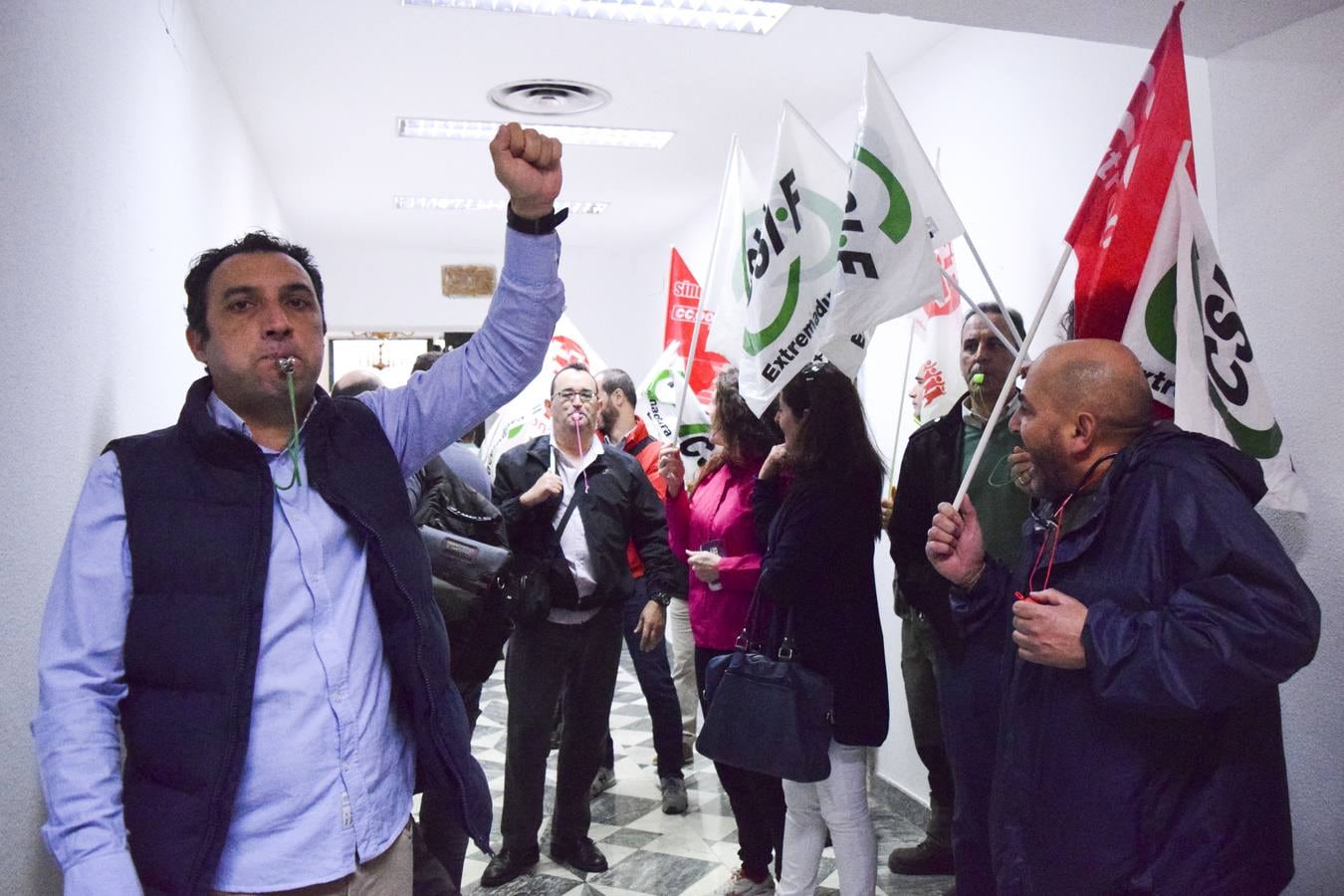 Los trabajadores municipales han protagonizado en la mañana de este jueves una concentración de protesta en la Plaza de las Piñuelas, a las puertas del Ayuntamiento de Cáceres.