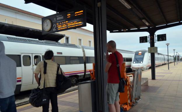 Viajeros en la estación de tren de Mérida:: HOY