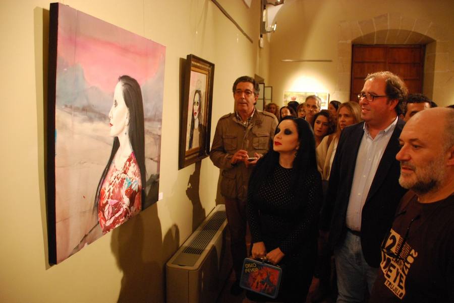 Alaska no paró de saludar y de repartir besos durante el recorrido a la muestra .