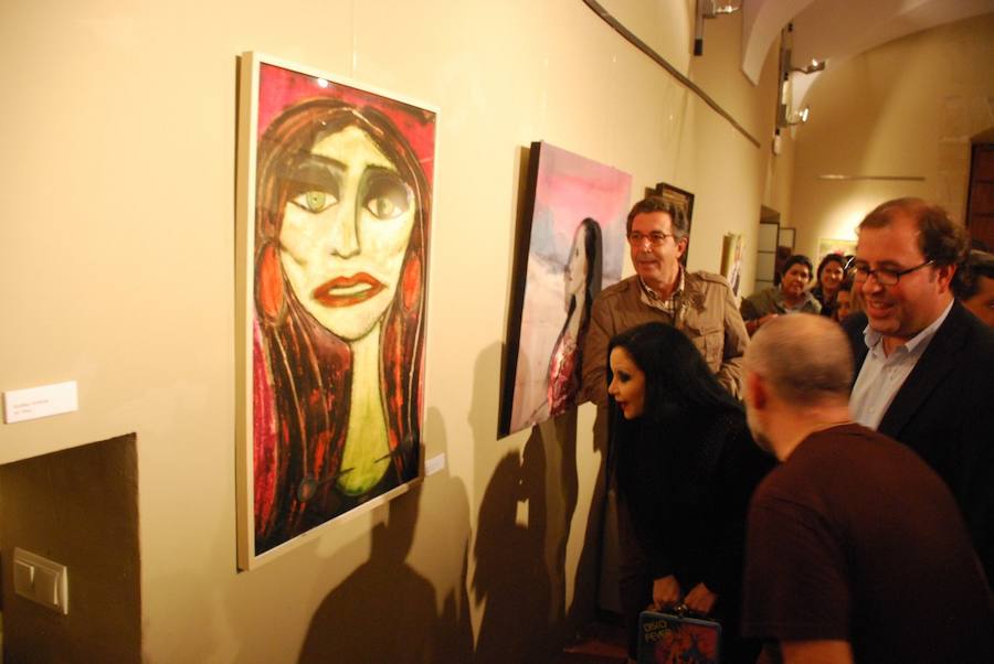 Alaska no paró de saludar y de repartir besos durante el recorrido a la muestra .