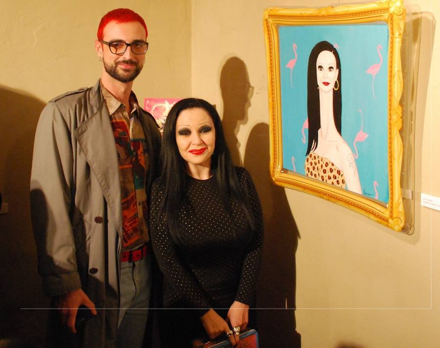 Alaska no paró de saludar y de repartir besos durante el recorrido a la muestra .