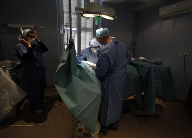 Un equipo médico realiza una intervención de cirugía plástica. :: ERIC GAILLARD / reuters