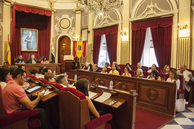 Imagen de un pleno del Ayuntamiento de Badajoz. :: hoy