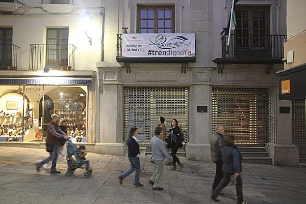 Pancarta colocada por la Diputación en Pintores 10. :: armando 