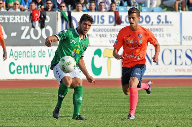 Tapia, junto a un jugador de El Ejido, la pasada campaña. :: e. d.