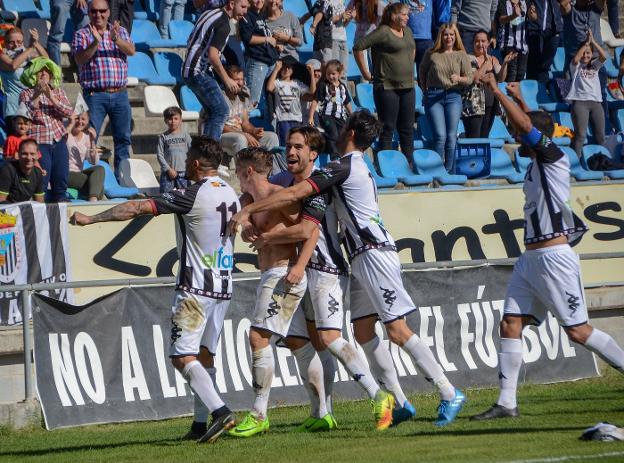 Ruano, Sergio Martín, Guzmán y Joaqui celebran con Juanma García el primer gol del Badajoz. :: CASIMIRO MORENO