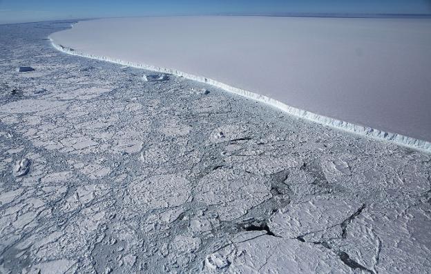 Grietas en el iceberg A-68, desprendido de la plataforma Larsen C, en la Antártida. :: afp