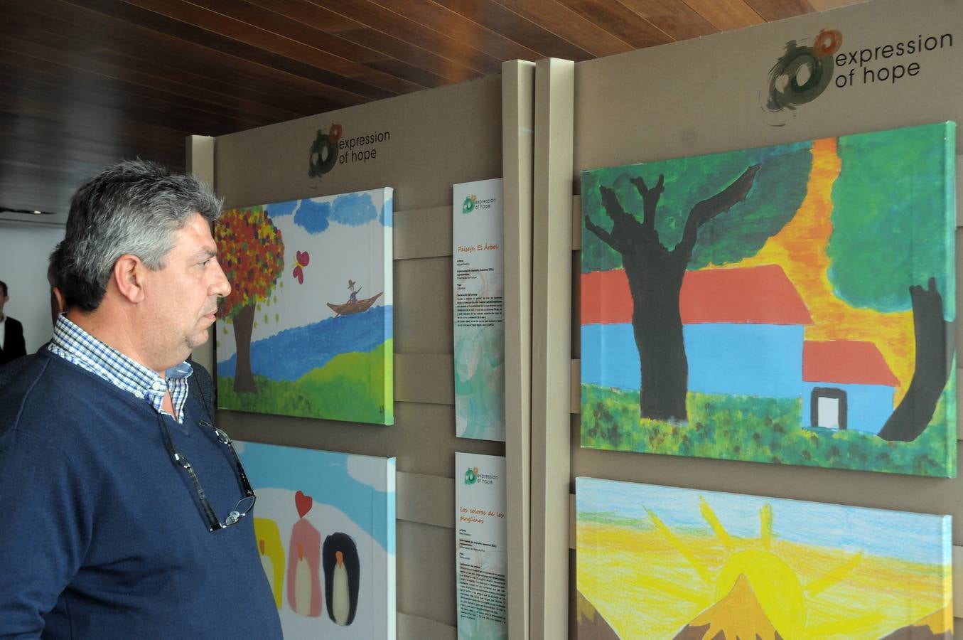 Las obras de la exposición "Expression of hope"(expresión de esperanza) han sido creadas por pacientes de enfermedades raras con el fin de conncienciar y sensibilizar a la sociedad de estas patologias. Las obras se presentan en cuadros, pinturas y dibujos en el salón de Pasos Perdidos de la Asamblea de Extremadura.