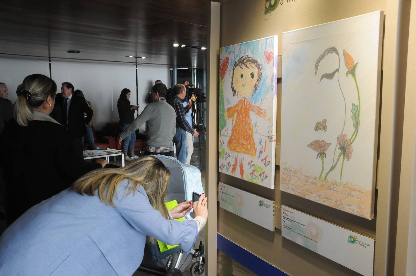 Las obras de la exposición "Expression of hope"(expresión de esperanza) han sido creadas por pacientes de enfermedades raras con el fin de conncienciar y sensibilizar a la sociedad de estas patologias. Las obras se presentan en cuadros, pinturas y dibujos en el salón de Pasos Perdidos de la Asamblea de Extremadura.