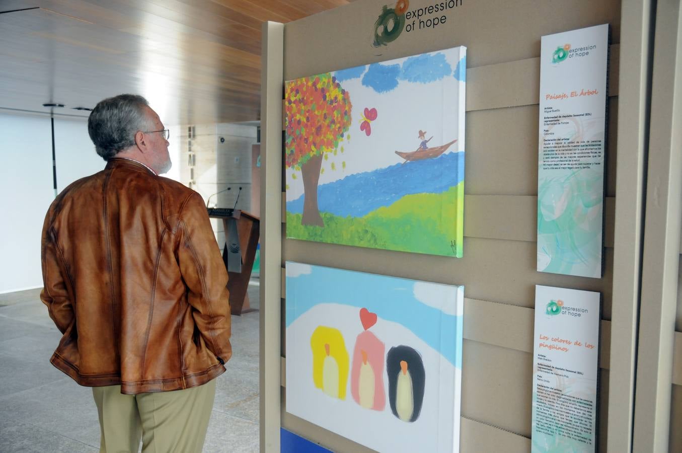 Las obras de la exposición "Expression of hope"(expresión de esperanza) han sido creadas por pacientes de enfermedades raras con el fin de conncienciar y sensibilizar a la sociedad de estas patologias. Las obras se presentan en cuadros, pinturas y dibujos en el salón de Pasos Perdidos de la Asamblea de Extremadura.