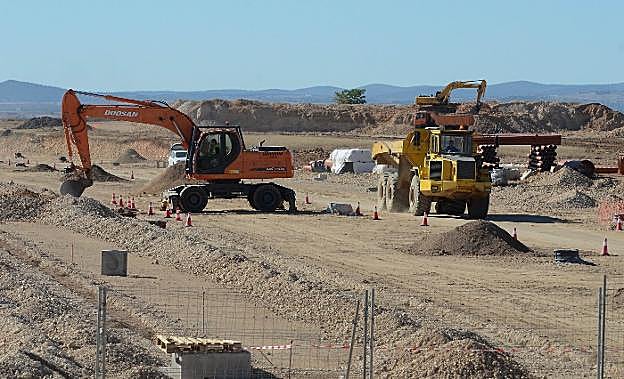 Las obras de la plataforma logística, ayer. :: casimiro moreno