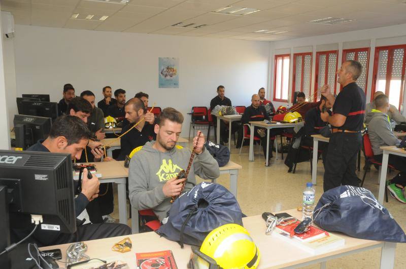 A este curso, de 40 horas de formación, asisten 19 alumnos aspirantes a bomberos