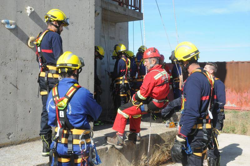 A este curso, de 40 horas de formación, asisten 19 alumnos aspirantes a bomberos