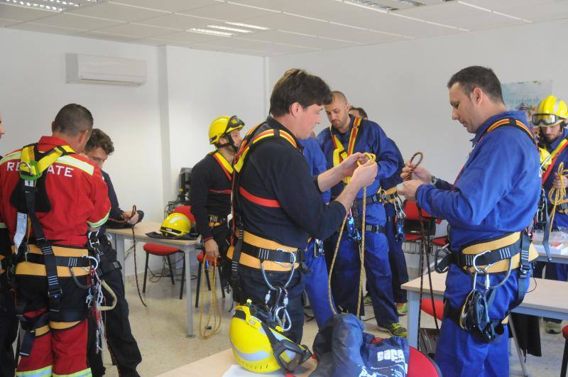 A este curso, de 40 horas de formación, asisten 19 alumnos aspirantes a bomberos
