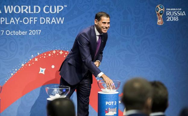 Fernando Hierro en el sorteo de eliminatorias de repesca del Mundial de Rusia.