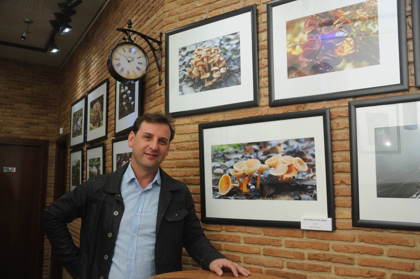 Marco Sánchez expone sus fotografías en el café Alaudae durante todo el mes de noviembre, recreándose en una de sus pasiones, la micología. Fotografías realizadas en noviembre en la dehesa y bosques cercanos a la capital de extremadura, dando forma a los instantes efímeros de los secretos naturales que brotan de la tierra expuestas en macrofotografia de la naturaleza