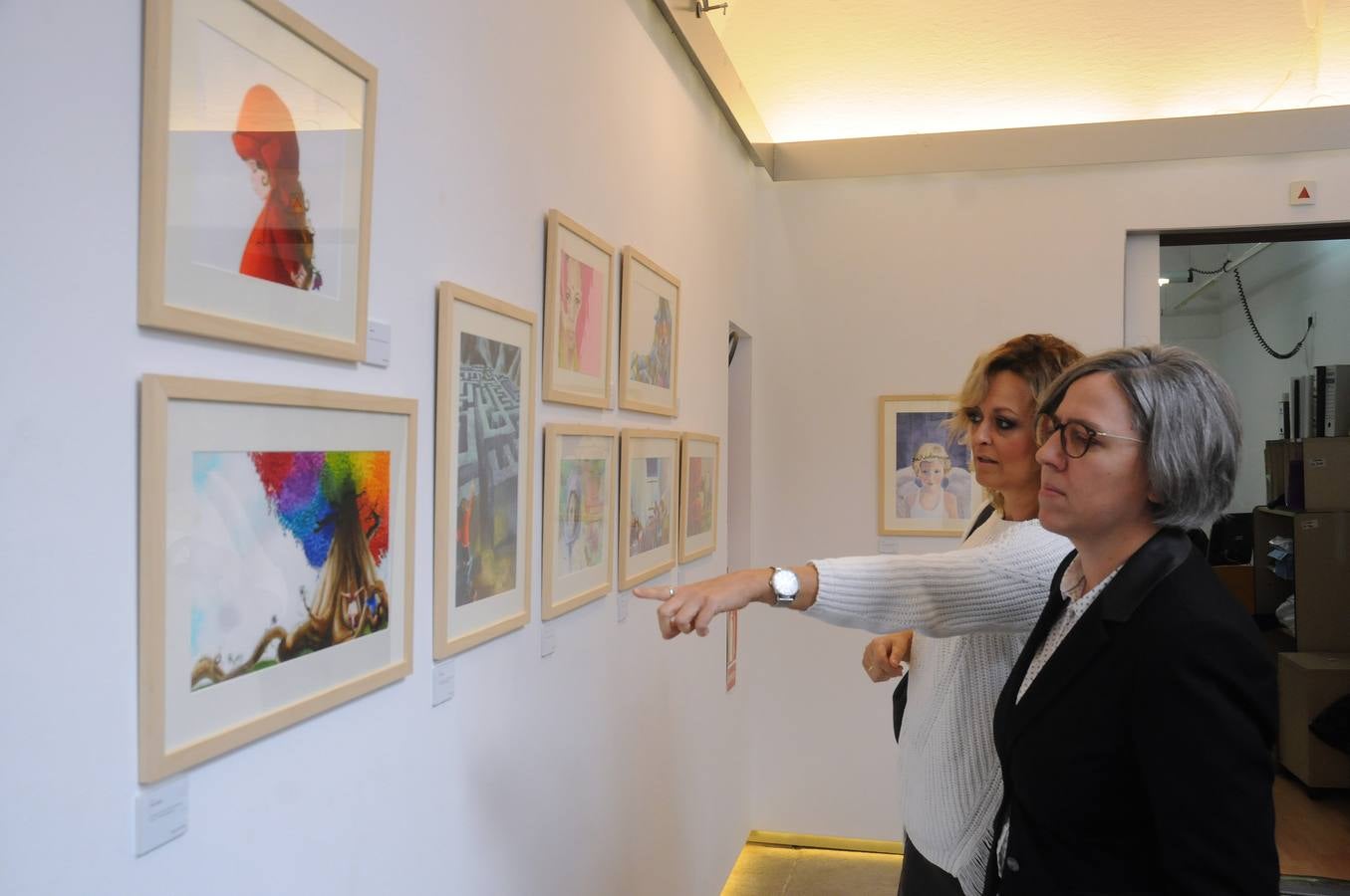 La sala central del consorcio de la ciudad monumental acoge la exposición 'Pluma, papel y tijeras'. La muestra la conforman obras de los ilustradores extremeños Ana Suárez, Esther García, Fermín Solís, Pámpano Vaca y Yolanda Cabrera. Son artistas gráficos del universo ilustrativo cercano a la pintura. La exposición fue inaugurada por la consejera de cultura Leire Iglesias y la secretaria general Mirian Garcia.