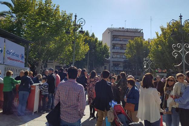 Aspecto del parque durante las migas solidarias. :: f. h.