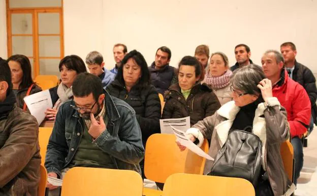 Extrabajadores de Aguablanca afectados por el cese de la actividad durante la reunión con el alcalde.